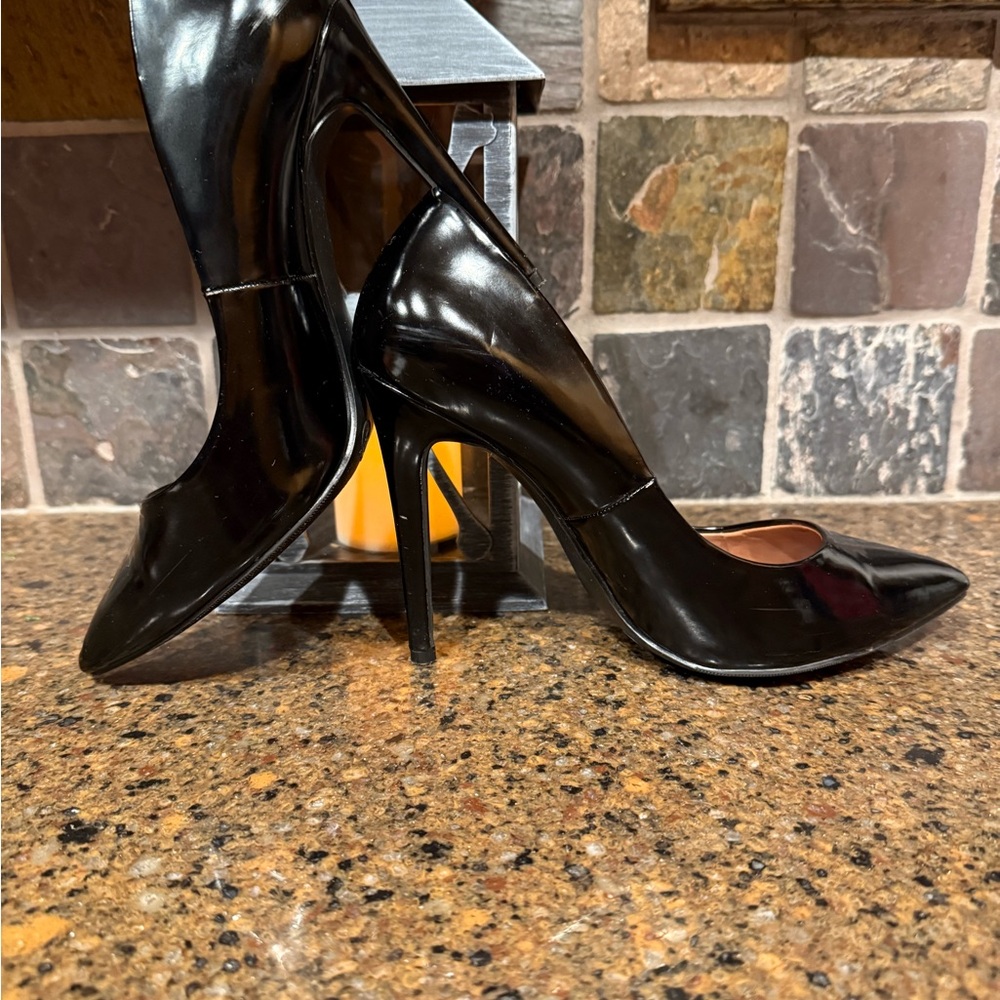Mission size 8 black patent leather stilletto